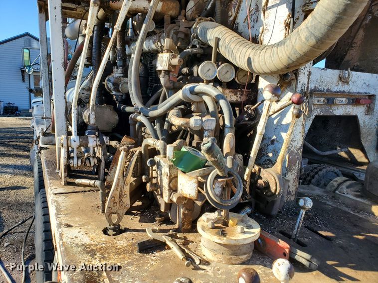 image for item HW9593 2000 Peterbilt 385  drilling rig truck