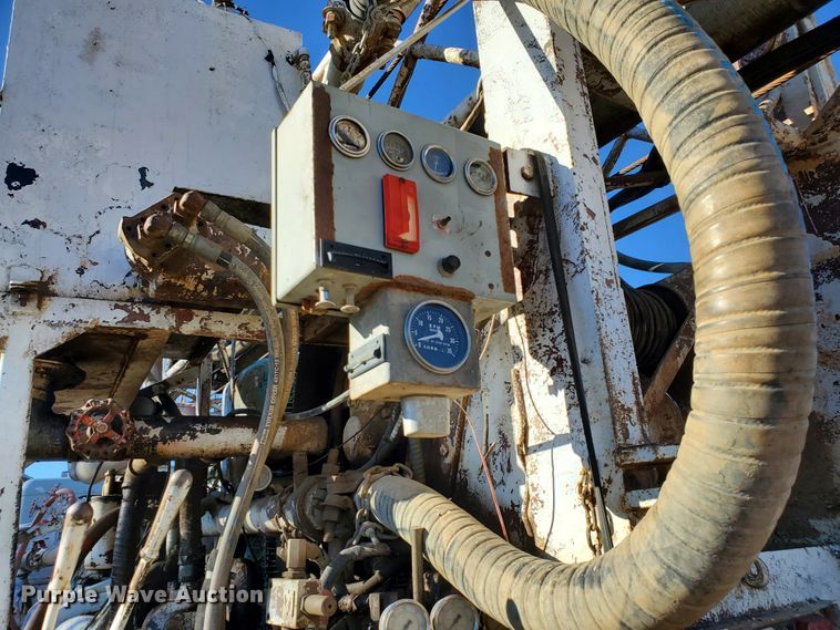 image for item HW9593 2000 Peterbilt 385  drilling rig truck