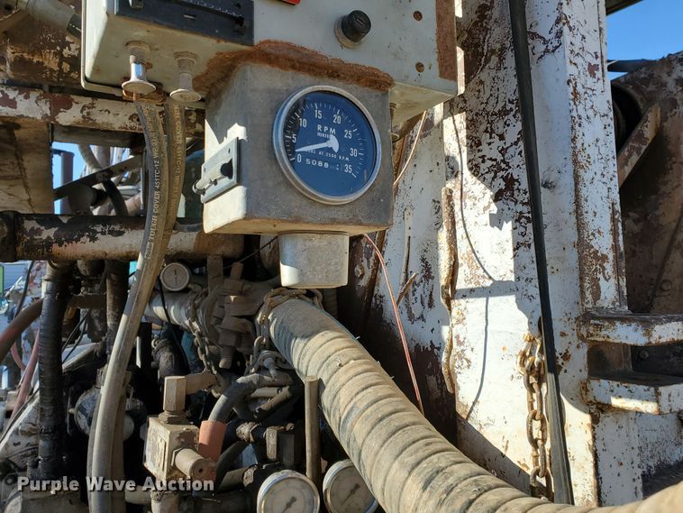 image for item HW9593 2000 Peterbilt 385  drilling rig truck