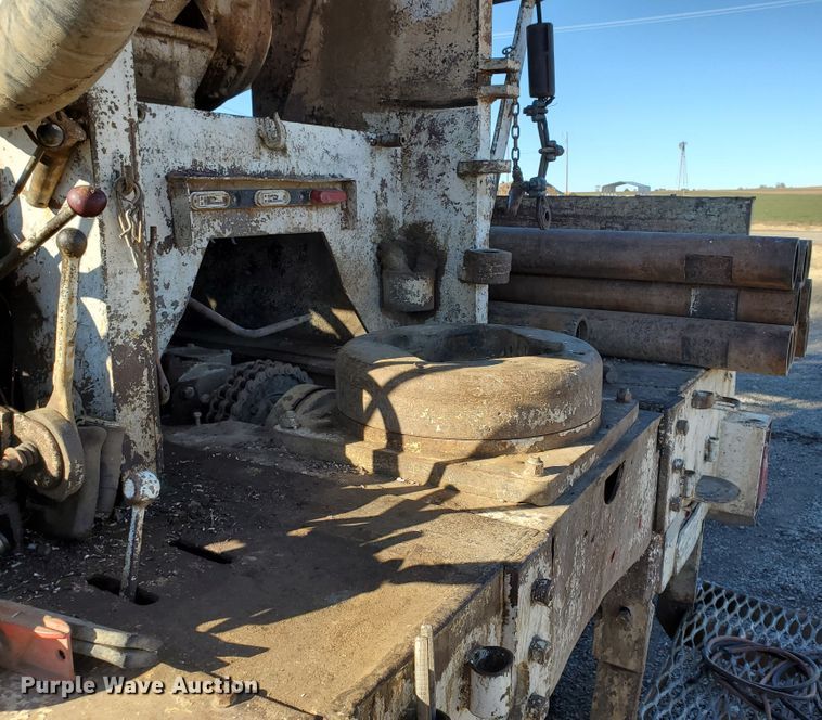 image for item HW9593 2000 Peterbilt 385  drilling rig truck