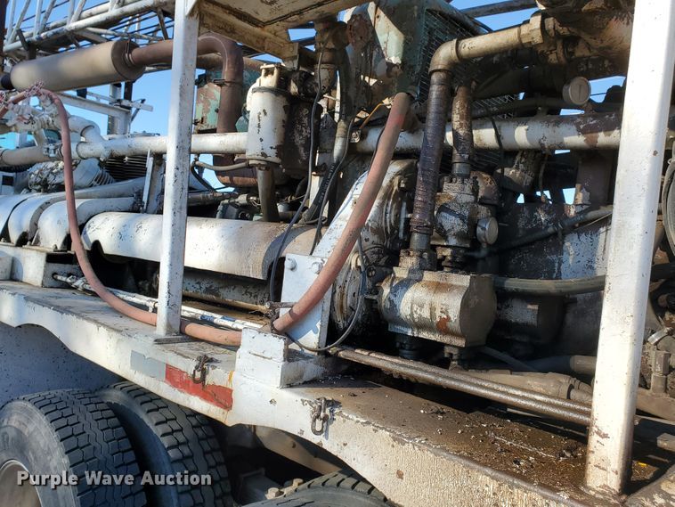 image for item HW9593 2000 Peterbilt 385  drilling rig truck