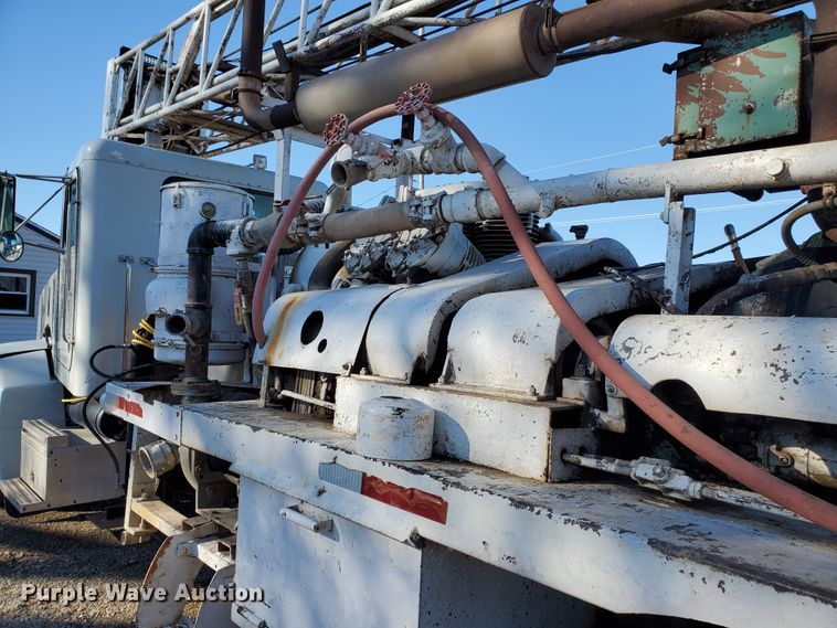 image for item HW9593 2000 Peterbilt 385  drilling rig truck