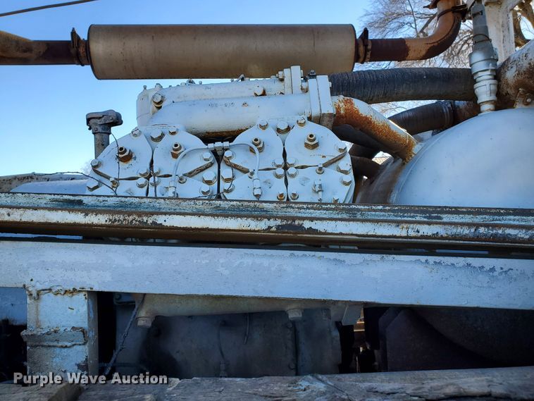 image for item HW9593 2000 Peterbilt 385  drilling rig truck