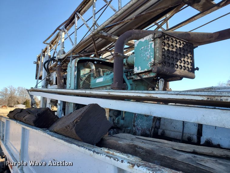 image for item HW9593 2000 Peterbilt 385  drilling rig truck