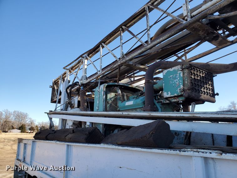 image for item HW9593 2000 Peterbilt 385  drilling rig truck