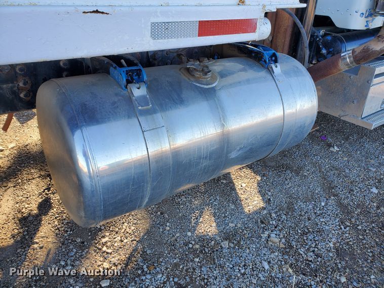 image for item HW9593 2000 Peterbilt 385  drilling rig truck