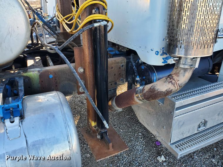 image for item HW9593 2000 Peterbilt 385  drilling rig truck