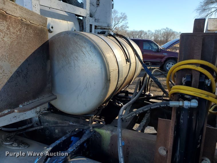 image for item HW9593 2000 Peterbilt 385  drilling rig truck