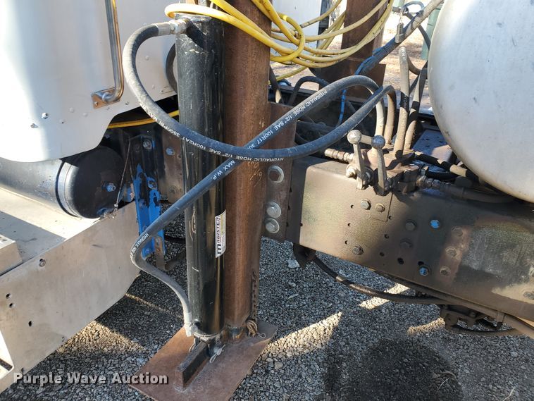 image for item HW9593 2000 Peterbilt 385  drilling rig truck