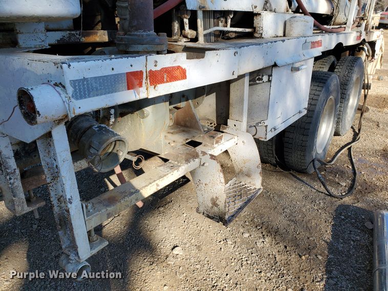 image for item HW9593 2000 Peterbilt 385  drilling rig truck