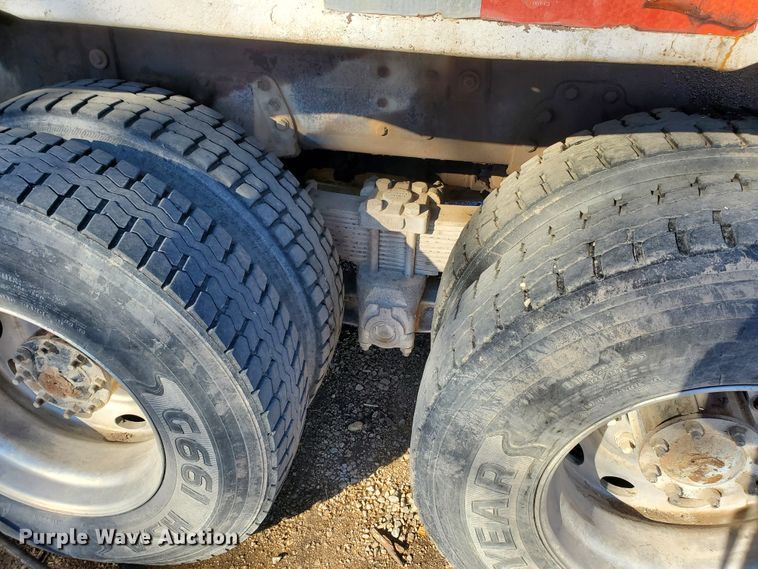 image for item HW9593 2000 Peterbilt 385  drilling rig truck