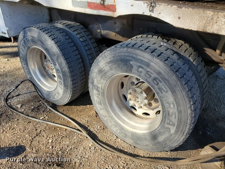 image for item HW9593 2000 Peterbilt 385  drilling rig truck