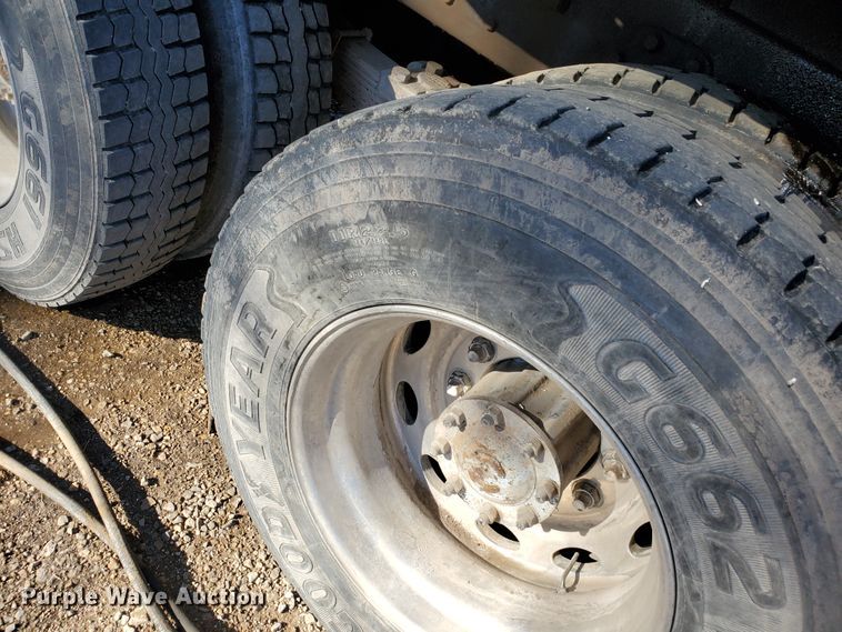 image for item HW9593 2000 Peterbilt 385  drilling rig truck