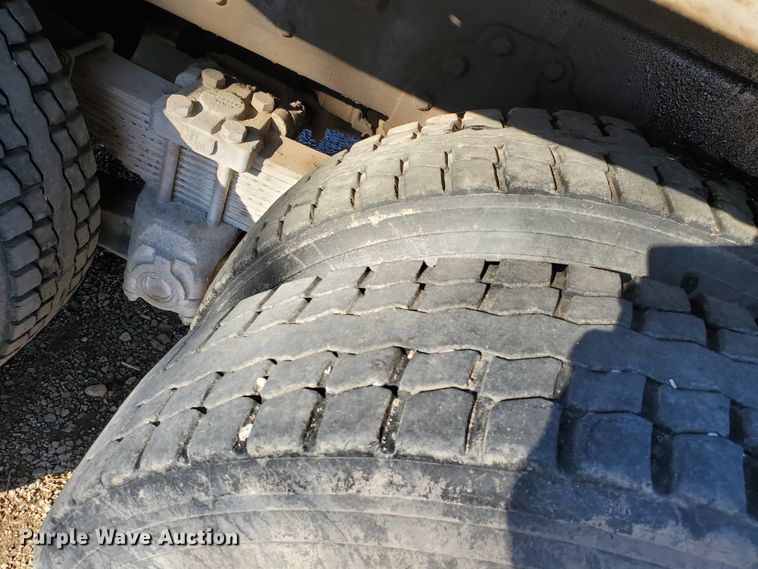 image for item HW9593 2000 Peterbilt 385  drilling rig truck