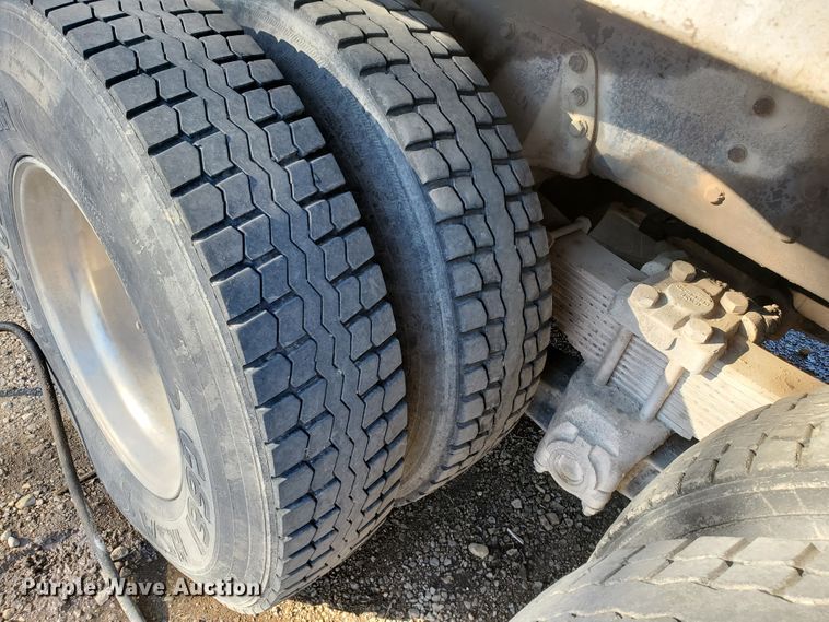 image for item HW9593 2000 Peterbilt 385  drilling rig truck