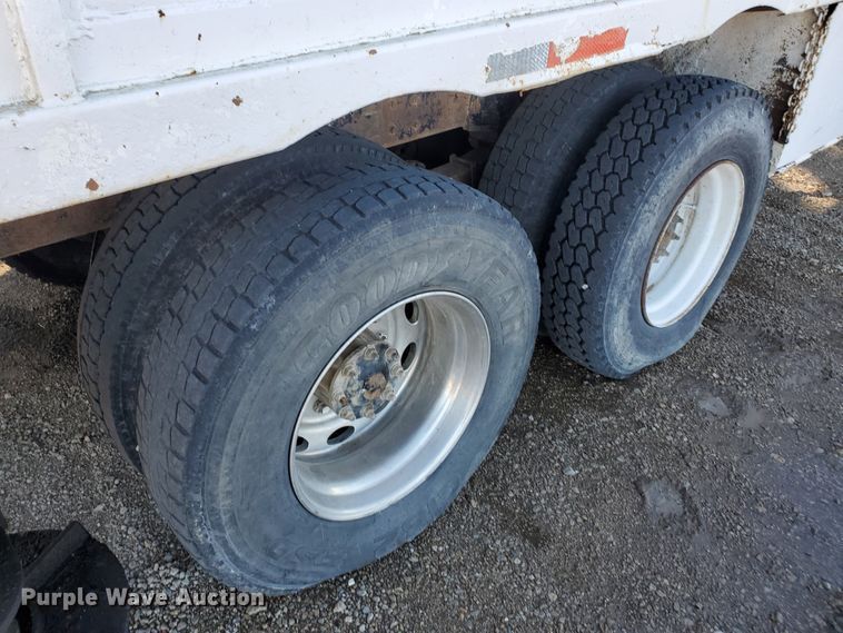 image for item HW9593 2000 Peterbilt 385  drilling rig truck