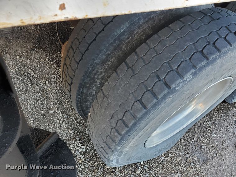 image for item HW9593 2000 Peterbilt 385  drilling rig truck