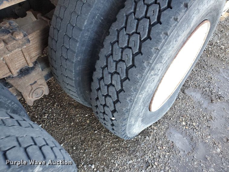 image for item HW9593 2000 Peterbilt 385  drilling rig truck