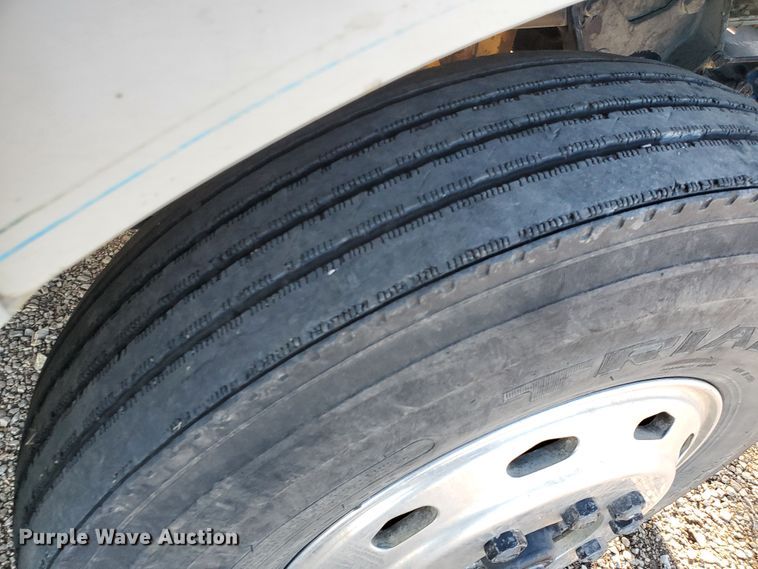 image for item HW9593 2000 Peterbilt 385  drilling rig truck