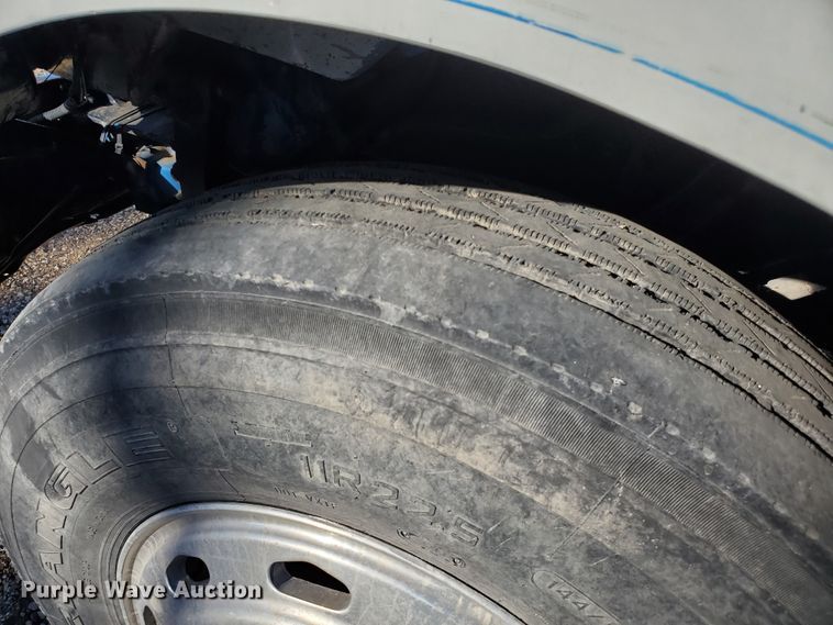 image for item HW9593 2000 Peterbilt 385  drilling rig truck