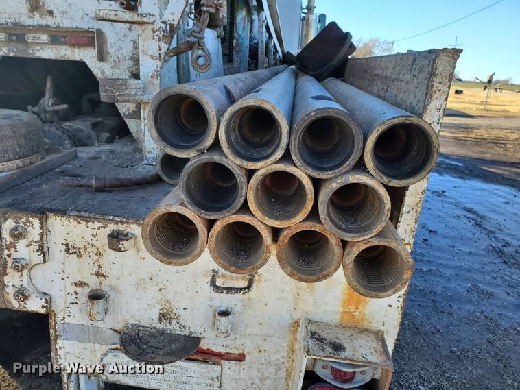 image for item HW9593 2000 Peterbilt 385  drilling rig truck