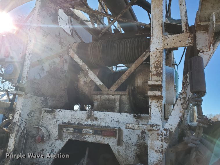 image for item HW9593 2000 Peterbilt 385  drilling rig truck