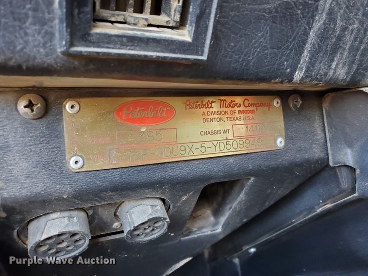 image for item HW9593 2000 Peterbilt 385  drilling rig truck