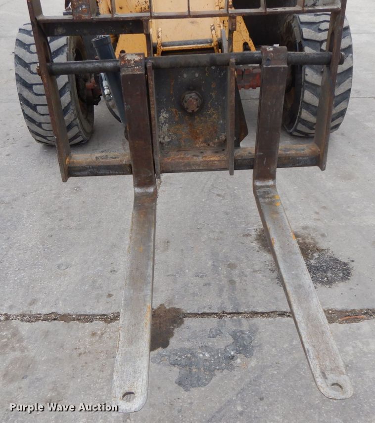 image for item DF3242 Gehl 553  telehandler