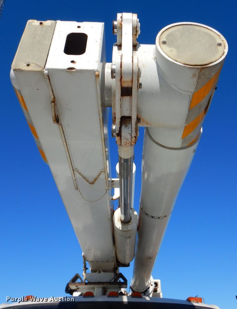 image for item DH4349 2006 Chevrolet C7500  bucket truck