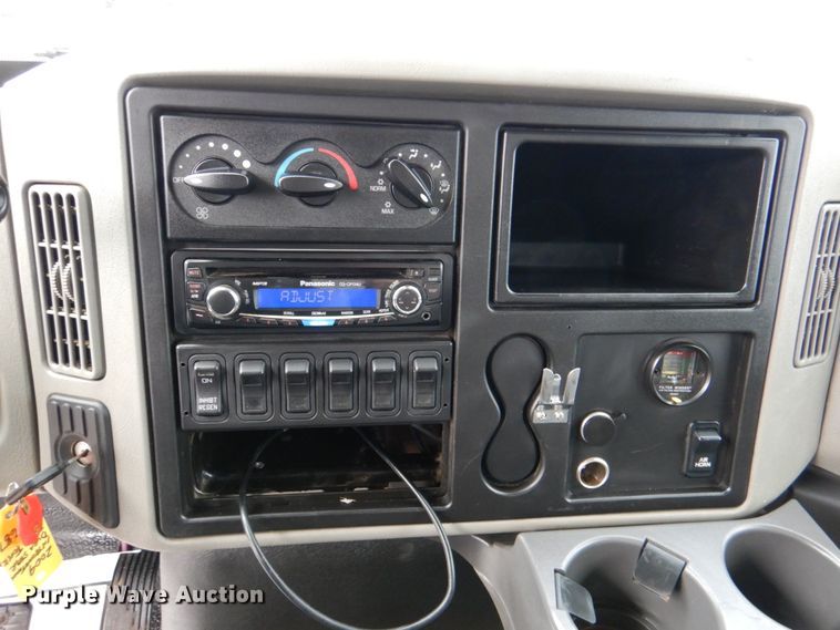 image for item DJ0367 2009 International 4300  dump truck