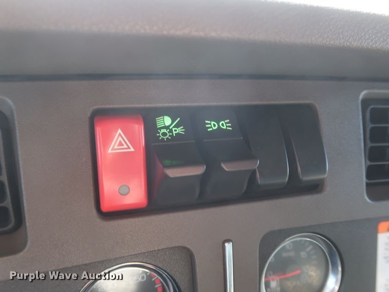 image for item DJ1824 2015 Kenworth T880  dump truck