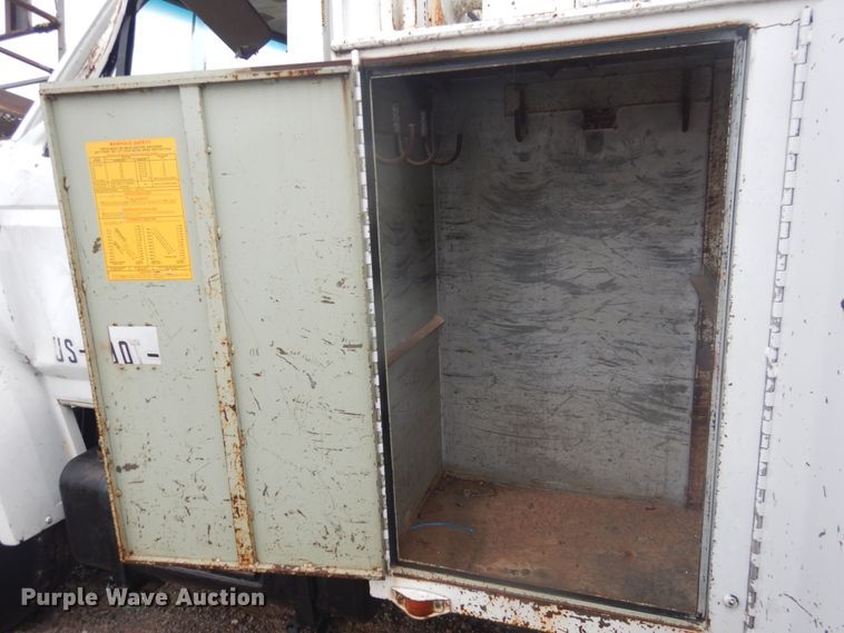 image for item DJ4864 1985 Ford F800  bucket truck