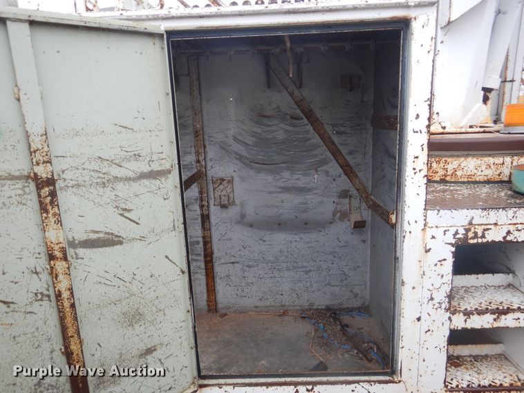 image for item DJ4864 1985 Ford F800  bucket truck