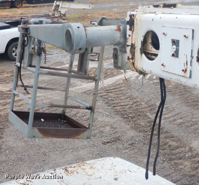 image for item DJ4864 1985 Ford F800  bucket truck