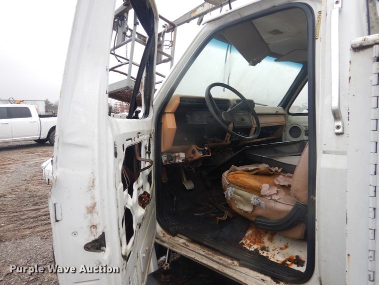 image for item DJ4864 1985 Ford F800  bucket truck