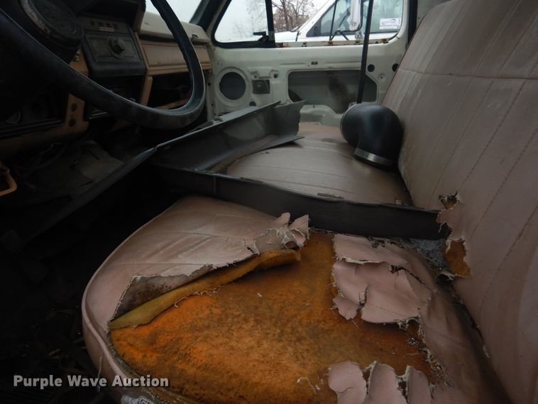 image for item DJ4864 1985 Ford F800  bucket truck