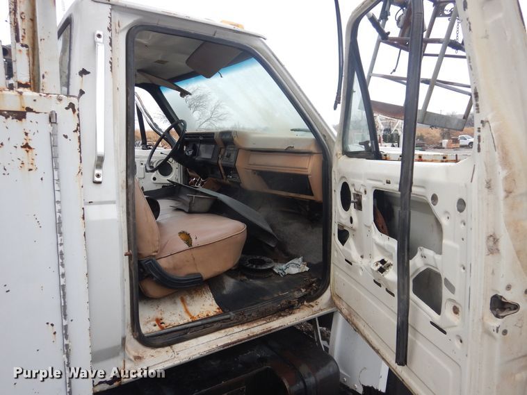 image for item DJ4864 1985 Ford F800  bucket truck