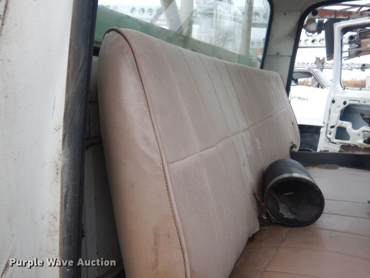 image for item DJ4864 1985 Ford F800  bucket truck