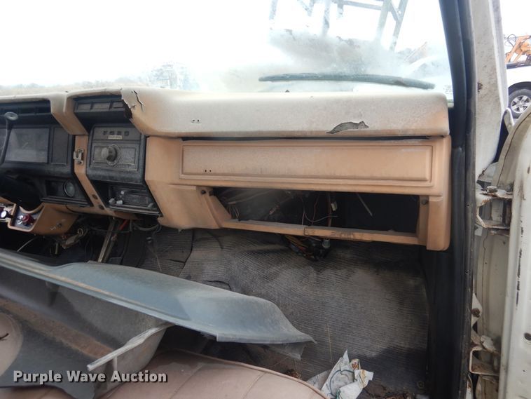 image for item DJ4864 1985 Ford F800  bucket truck