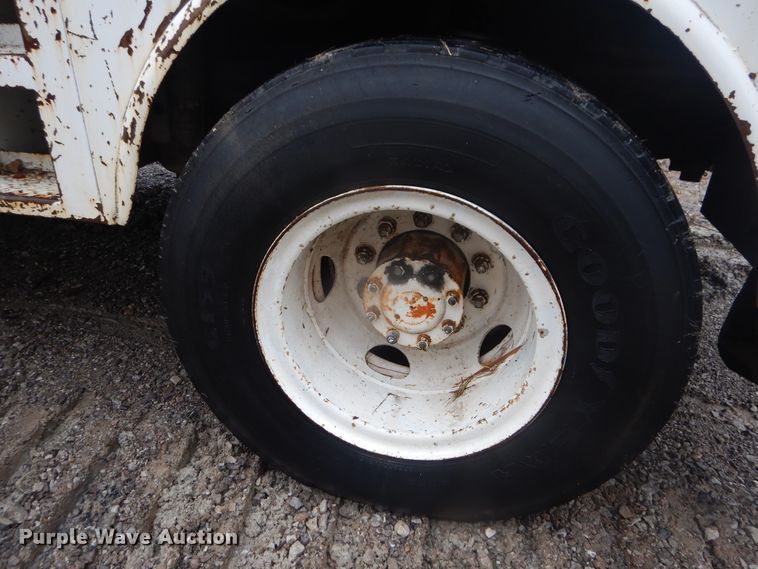 image for item DJ4864 1985 Ford F800  bucket truck