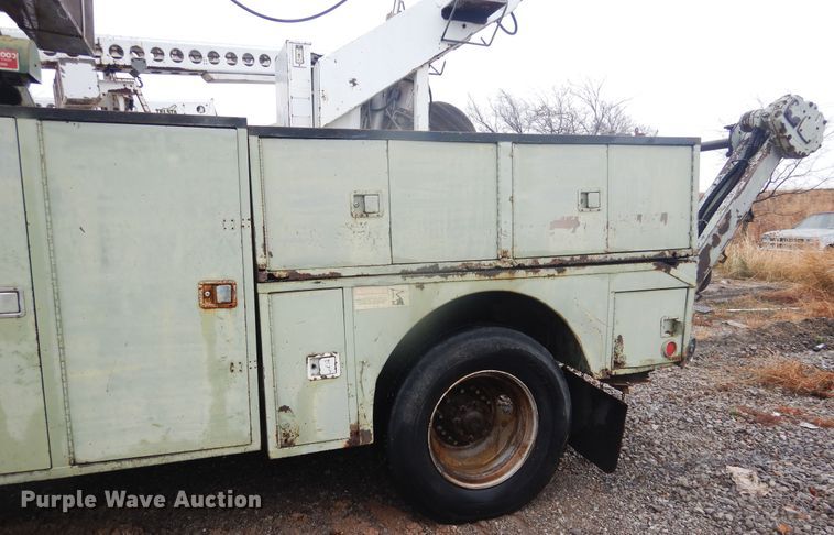 image for item DJ4865 1990 Ford F800  bucket truck