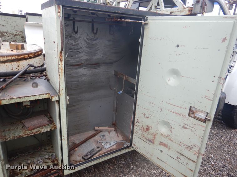 image for item DJ4865 1990 Ford F800  bucket truck