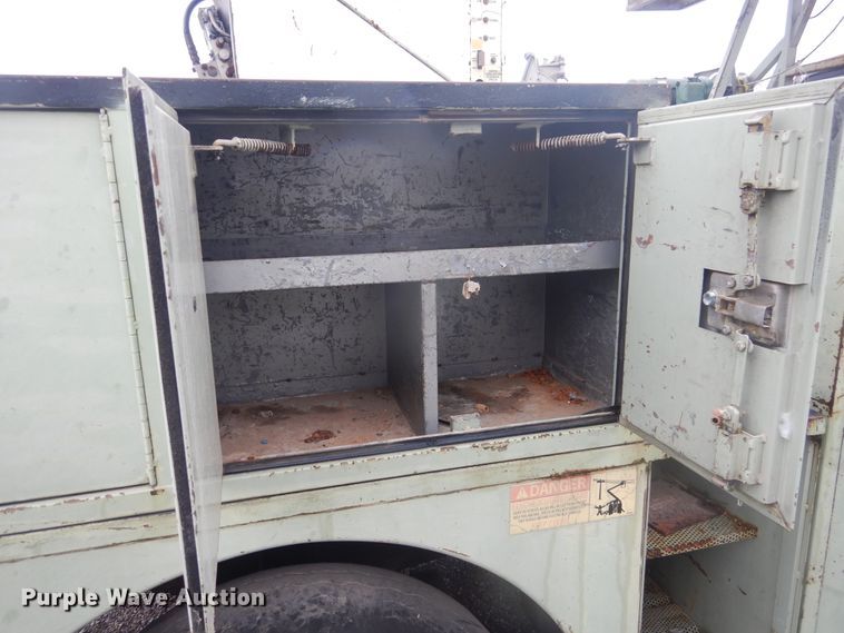 image for item DJ4865 1990 Ford F800  bucket truck