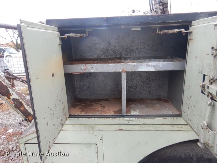 image for item DJ4865 1990 Ford F800  bucket truck