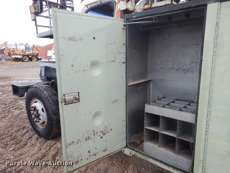 image for item DJ4865 1990 Ford F800  bucket truck