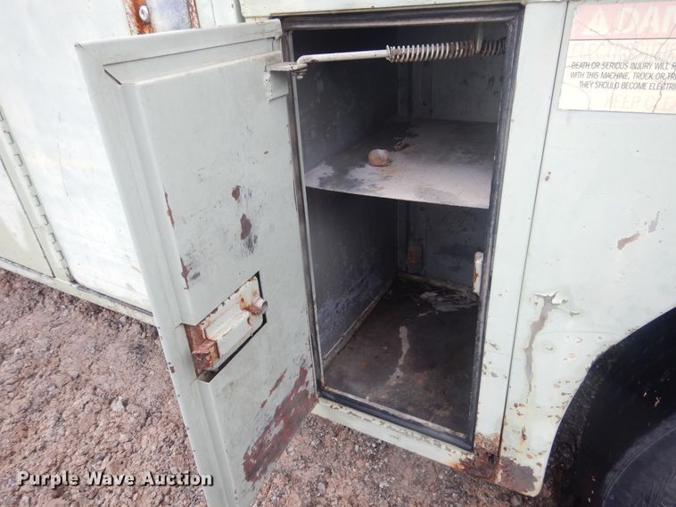 image for item DJ4865 1990 Ford F800  bucket truck