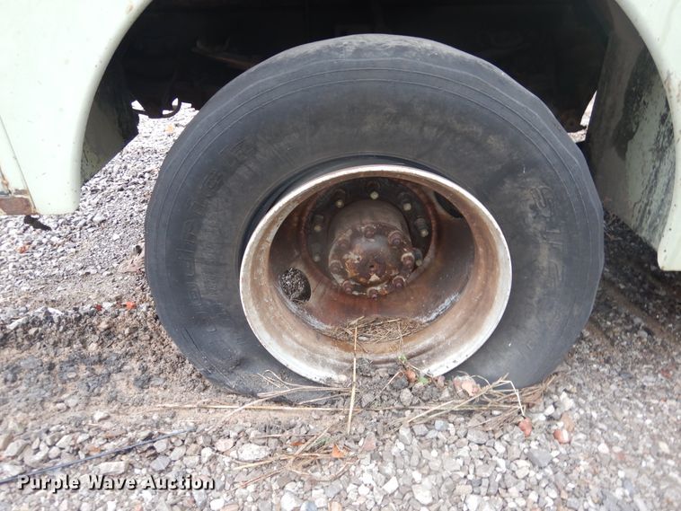 image for item DJ4865 1990 Ford F800  bucket truck