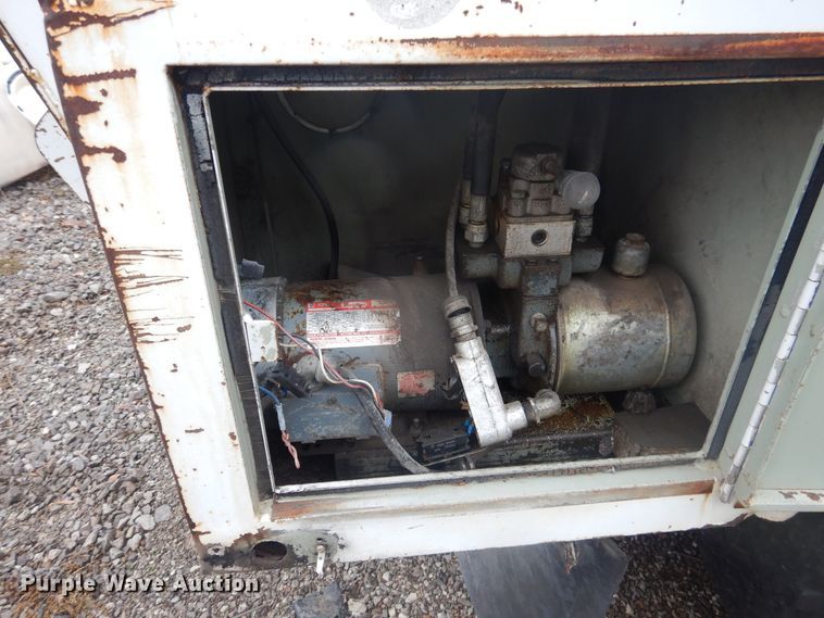 image for item DJ4866 1985 Ford F800  bucket truck