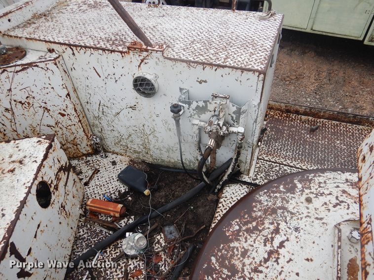 image for item DJ4866 1985 Ford F800  bucket truck