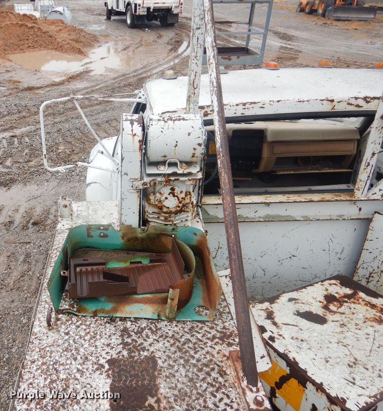 image for item DJ4866 1985 Ford F800  bucket truck